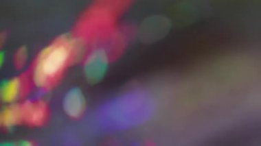 Odaklanmamış parıltı dokusu. Dereceli yansıma. Cam prizmada Bokeh renkli ışıltı karışımı. Soyut aydınlatma neon parıltısı arkaplanı.