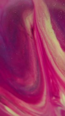 Dikey video. Işıl ışıl. Sıvı doku. Soyut akrilik arkaplan üzerine yayılan, pembemsi mor renkli su akışı parçacıkları.