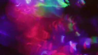 Odaklanamayan gece fişeği. Sanal parıltı sızıntısı. Arka planda spektrum renk pırıltısı. Mor kırmızı neon parıldayan parlak soyut ışık.