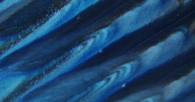 Boya sızıntısı bulanık. Mercek sıvısı. Parıldayan şeritler akış karışımı renk soyut arkaplan. Mavi siyah parçacıklar kaleydoskopik sızıntı.