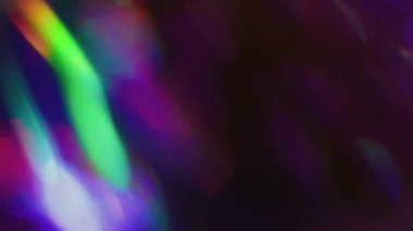 Bulanık holografik işaret fişeği. Kaçak aydınlatma. Siyah üzerine neon renkli kaleydoskop akışı. Mor kırmızı yeşil soyut odaklanmış arkaplan.