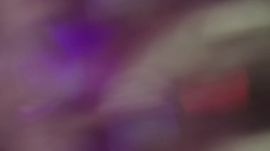 Odaklanamayan kristal parıltısı. Yansıma ışını. Gradyan renkli kıvılcım hareketi. Mor gri neon parlaklık soyut arkaplan.