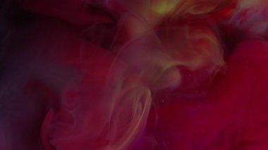 Boya bulutu. Mürekkep buharı. Mor kırmızı çözünmüş akıntı, su arka planında çözülüyor. Soyut renkli kurgu parlayan duman damlası sızıntısı dokusu.