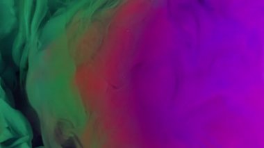 Haze girdabı. Renkli bulut. Pembe mor boya dumanı mercekleri soyut su neon etkisi arka planında karışıyor..