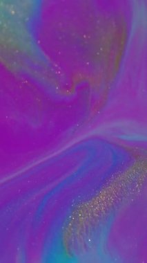 Dikey video. Mürekkep döküldü. Renk karışımı. Odaklanamayan mor mavi sarı su ışıldıyor soyut sanat akrilik bokeh arkaplan üzerine altın bir doku sıçrıyor.