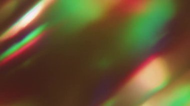 Işık merceği bulanıklığı. Spektrum parıltısı. Siyah arka planda dönen renkli ışınlar. Soyut kırmızı yeşil parlak kristal yansıması.