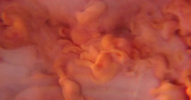 Odaklanmamış duman dokusu. Boya sisi. Bulanık turuncu pembe gökkuşağı bulutu sıçramış mercek alevi soyut akrilik arka planda yayılıyor.