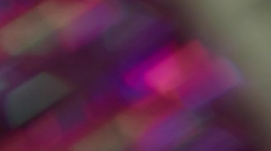 Odaklanamayan floresan parıltısı. Prizma Bokeh lensleri. Mor kırmızı parlak kristal dokuda parıldayan daireler parlıyor. Gradyan yansıma soyut arkaplan.