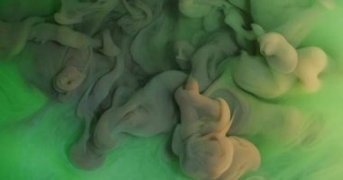 Boya karışımı. Su altı yeşil sisi. Bulanık mor renk doğal doku soyut sanat arka planına yayılan bulut akrilik suyu sıçratır.