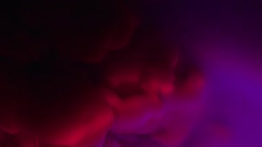 Sis dumanı. Odaklanamayan akış. Işık demeti sıvısı soyut arkaplanda dönen boya bulutu. Sanat çok renkli sıvı gölge akışı koyu buhar dokusu.