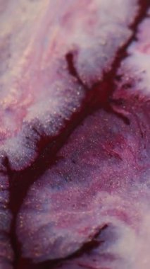 Dikey video. Mermer mürekkep dokusu. Parıldayan sıvı dökülmüş. Odaklanmamış kırmızı beyaz renk akrilik emülsiyon damla akışı soyut sanat arkaplanı.