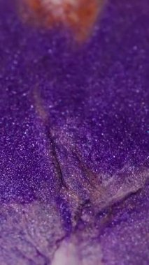 Dikey video. Parıltılı boya sıçraması. Bulanık köpüklü sıvı. Odaklanmamış mor turuncu renk parçacıkları dokusu sıvı karışık dalga soyut sanat arka planı.