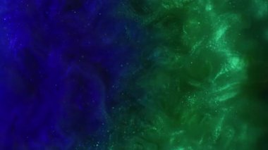 Göz kamaştırıcı bir dövme. Boya patlaması. Mavi yeşil turkuaz parlak toz girdap sızıntısı. Soyut renk bulanıklığı parçacıkları su dokusu.