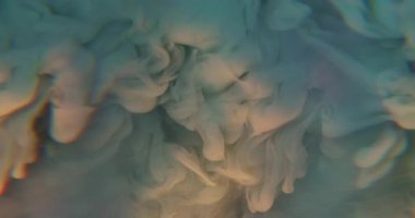 Boya sıçraması. Mürekkep sisi. Soyut sanat arka planına yayılan mavi renkli simli pigment dokusu ışıldayan parçacıklar.