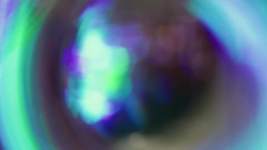 Fişek portalı çözüldü. Floresan yansıması var. Siyah arka planda mor kırmızı kaleydoskop. Neon rengi tünel soyut aydınlığı.