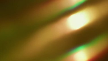 Artan ışık bulanıklığı. Yansıma flaş dokusu. Siyah arkaplanda kırmızı yeşil renkli kıvrımlar var. Soyut kaleydoskop optik etkisi.