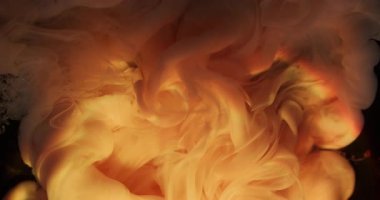 Turuncu bulut dokusu. Atmosferik duman. Bulanık sarı mürekkep sıcak gökkuşağı ışığı sisi soyut koyu siyah arkaplana sıçramış..