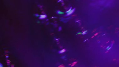 Fütürist ışık bulanıklığı. Kristal titreşimli. Mor kırmızı, pürüzlü, parlak dokular, dönen akış. Siyah arkaplanda soyut ışıltı.