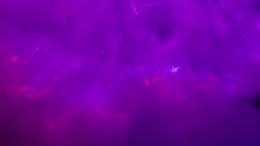 Boya sıçraması. Sanat sıvısı. Mor mor renkli, pırıl pırıl pembe akarsu mistik sularda karışıyor. Soyut neon akışı çözünmüş arkaplan.