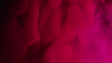 Buharı boya. Mürekkep buharı. Pembe, çözünmüş, köpüren bir akıntı. Su arka planında çözülüyor. Soyut parlak renkli duman dokusu.