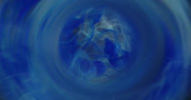 Haze akışı bulanık. Pigment sıçraması. Suda yüzen mavi gri boya lekesi. Bulut yuvarlak halka çerçeve soyut renk buhar sanatı arka planı.