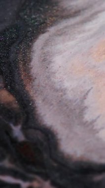 Dikey video. Parıltılı boya sıçraması. Mermer sıvısı. Odaklanmamış siyah beyaz altın renk parçacıkları desen karışık dalga soyut sanat arkaplanı.