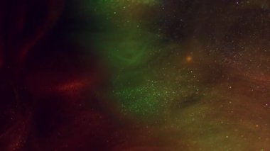 Işıldayan sanat. Parlak akış. Odaklanmamış yeşil turuncu renkli sisli simli çelenk açık desenli soyut koyu siyah bokeh arkaplan.