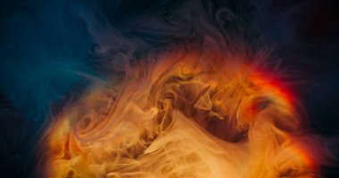 Sıvı karışımı. Patlama sisi. Bulanık sarı mavi renk mürekkep bulutu gökkuşağı su altı dokusu soyut sıcak arkaplan üzerine sis sıçraması.