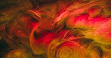 Buhar karışımı. Boya damlası. Suyun altında çözünmüş sarı pembe renk akrilik sıçrama bulutlu parlak doku soyut sanat arka planına yayılıyor.