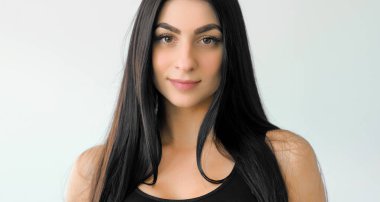 Güzel kadın. Kendine güvenen yüz. Taze ciltli doğal güzel kız pozu. Beyaz arka planda izole edilmiş çekici kadın..