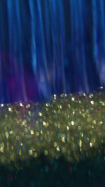 Dikey video. Bulanık işaret fişeği. Parlak arkaplan. Odaklanmamış mor neon renkli optik parıltı aydınlatmalı doku parlak sanat soyutlaması üzerinde hareket ediyor.