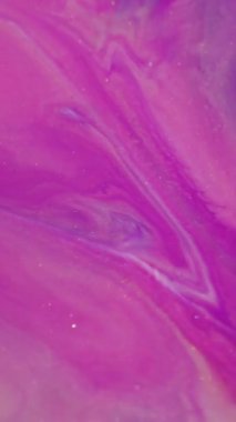 Dikey video. Parlak akıntı. Sıvı doku. Soyut yaratıcı Bokeh sanat arka planında odaksız mor renkli dalga altın sarısı mürekkep parçacıkları.