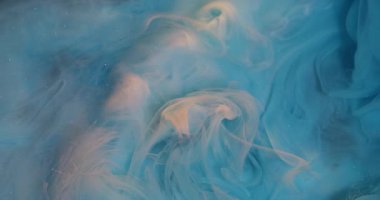 Boya bulutu. Buhar sıvısı. Bulanık mavi beyaz parıltılı pigmentler akrilik su sıçraması soyut bokeh arka planına yayılıyor.