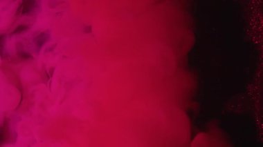 Haze girdabı. Resimler ortaya çıktı. Pembe, parlak renkli duman lekesi soyut bulutlara yayılmış. Sanat arkaplan kirişi mercek dumanı.