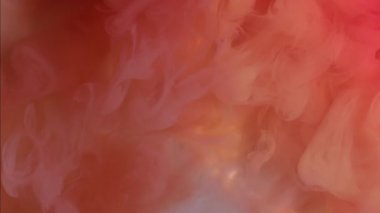Parlak duman. Hipnoz sıvısı. Turuncu şeftali kırmızısı puf kıvrımlı, soyut mürekkep suyu karışımı. Renk bulanık sıcak dalga parlak sis arkaplanı.