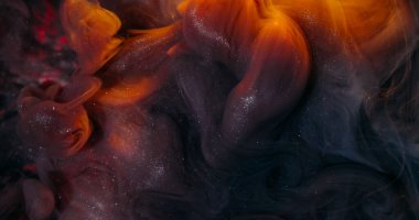 Boya dumanı. Gökkuşağı arka planı. Bulanık sarı pembe pembe renkli simli akrilik desen kırık cam karışımı su sanat soyutlamasına yayılıyor..