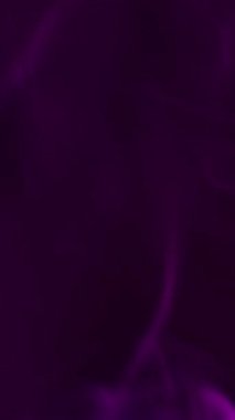 Dikey video. Sis bulutu. Duman pigmenti. Soyut karanlık sanat arka planında yüzen odaksız mor neon rengi su akrilik dokusu.
