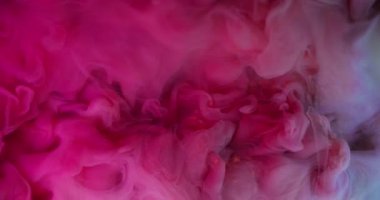 Pembe sis dokusu. Sis mürekkebi sıçraması. Soyut arkaplana yayılan su altı akrilik dumanı odaklanmış renkli bulutsu simleri.