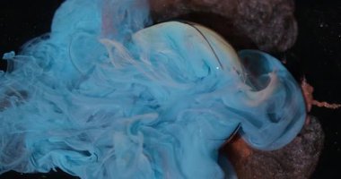 Buhar suyunu karıştır. Mavi sızıntı sisi. Bulanık turuncu parlak mürekkep kırık cam parlak duman soyut sanat üzerine yayılan koyu siyah arkaplan.