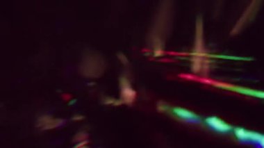 Prizma geçmişi bulanık. Sanal işaret fişeği. Koyu siyah üzerine kırmızı yeşil neon renkli parlaklık. Spektrum kaleydoskop dönüş soyut optik efekt.