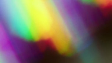 Yanardağ sızıntısı yok edildi. Spektrum parıltısı. Siyah arka planda karışık renkli neon ışınları. Soyut gökkuşağı mor kırmızı yeşil bulanık yansıması.