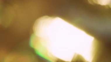 Bulanık lens sızıntısı. İşaret fişeği karışımı. Gökkuşağı bokeh ışık karışımı renk yanığı. Sarı yeşil turuncu prizma ışıldayan desen soyut arkaplan.