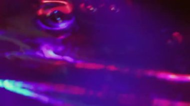 Odaklanamayan gökkuşağı ışığı. Dereceli yansıma. Koyu arkaplanda florasan soyut renkli parıltı karışımı. Sanat holografik neon parıltısı optik etkisi.