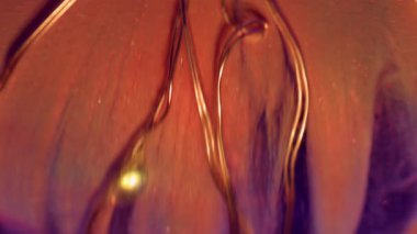 Peri ışıkları. Boya dökülmüş. Odaklanmamış turuncu neon rengi parıltı dokusu soyut akrilik arka planda ışıldıyor.