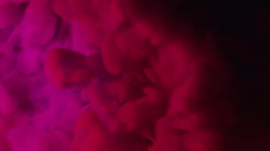 Sis mürekkebi. Parlatıcı akış. Sanat arkaplanında mor pembe sıvı dökülmüş. Pigment ışıldayan parçacıkları su rengi soyut dalgasını düşürür.