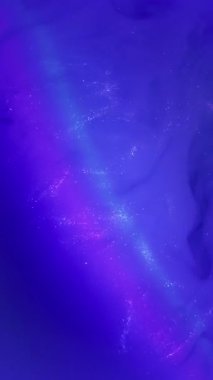 Dikey video. Akrilik su. Boya akışı. Odaklanmamış mavi neon renkli simler soyut bulut ışığı sanat arka planına yayılan sıvı gökkuşağı dokusunu düşürür.