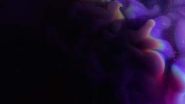 Renkli duman. Galaksi boyası. Siyah arka planda mor parlak sıvı akışı. Gökkuşağı yay eğrisi parlaklığı soyut gece neonu bulanık su.