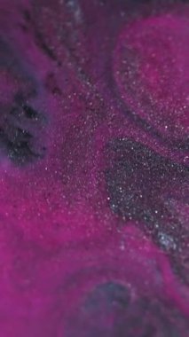 Dikey video. Köpüklü sıvı. Parlak mürekkep karışımı. Odaklanmamış mor siyah renk parçacıkları dokusu karışık dalga soyut sanat arkaplanı.