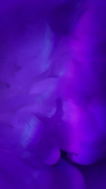 Dikey video. Duman dokusu. Sis boyası. Odaklanmamış mavi neon, pembe renkli, kıvrımlı, parlak, yuvarlak, soyut, siyah arka planda yayılan su damlası..