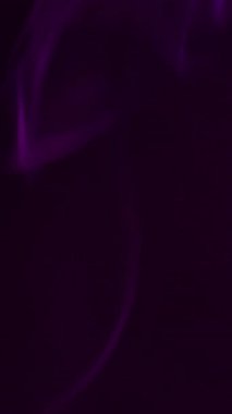 Dikey video. Arkaplanı boya. Duman akışı. Odaklanmamış mor neon rengi buhar suyu dokusu nemli pigment soyut koyu siyah soyutlama üzerine yayılıyor.